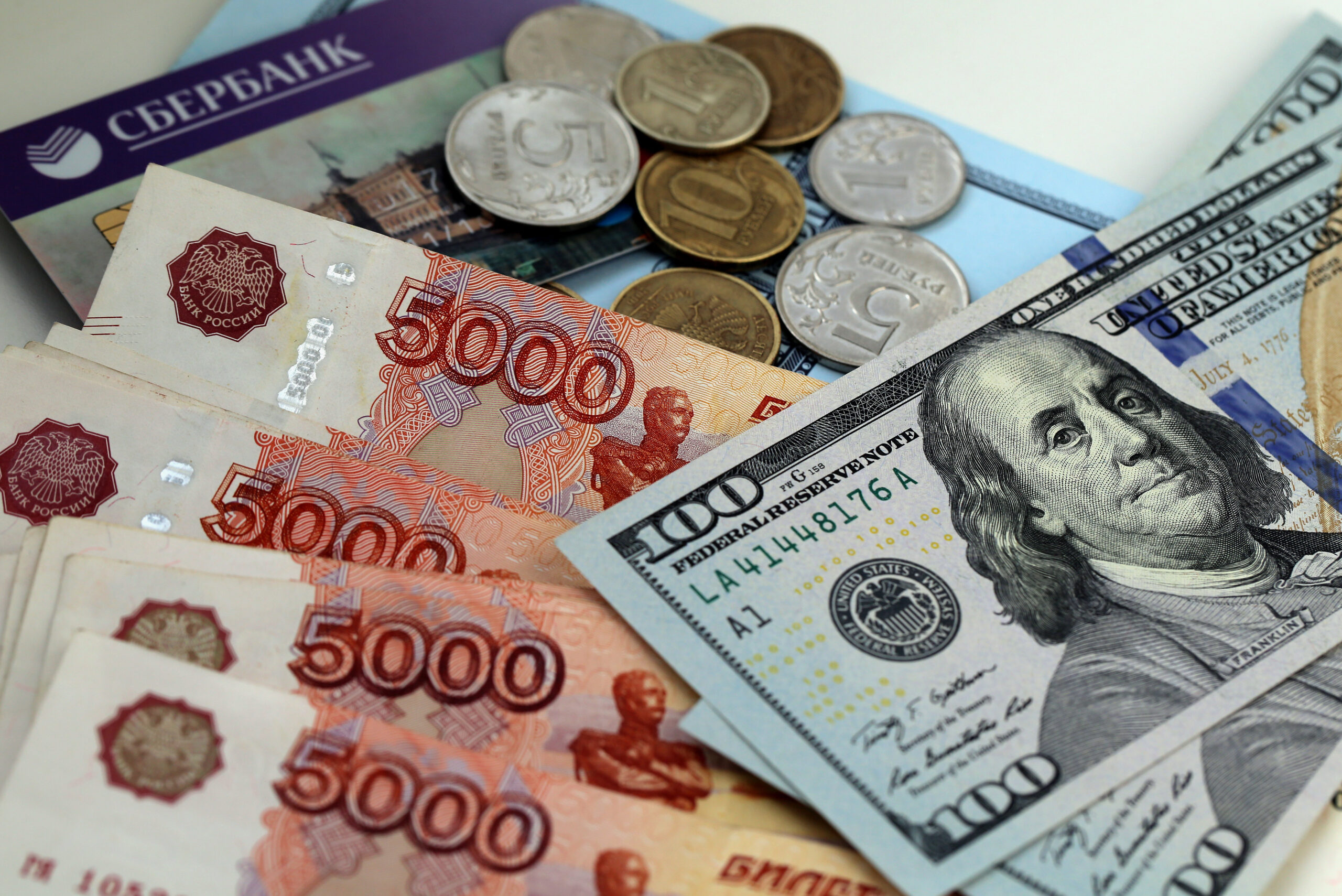 Банки рф евро. Доллар евро рубль. Рубль против доллара и евро. Доллары в рубли. Валюта фото.